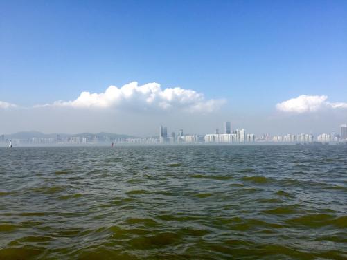 許多中國沿海城市的大氣都觀察到人為污染，而這項研究探討了空氣污染對其水質的影響；(相片來源：Thibodeau博士)